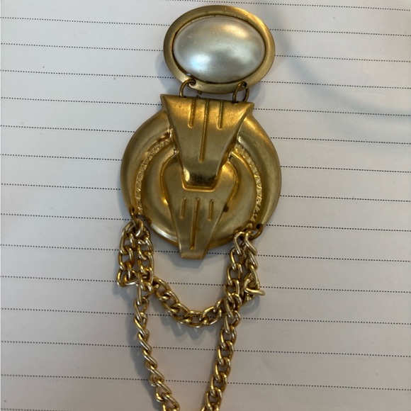 Extra large muted Gold Brooch with pearl and chains - Picture 2 of 5